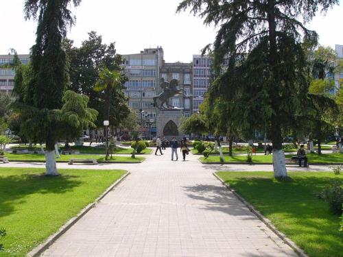 uma passarela num parque com árvores e edifícios em Samsun Otel Vidinli em Samsun