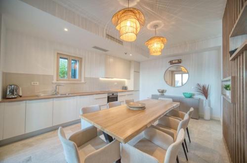 Ảnh trong thư viện ảnh của Lustica Bay Marina Studio**** ở Radovići