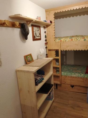 Cette chambre comprend un bureau et des lits superposés. dans l'établissement Studio coeur de station de Praz de Lys 1500m, à Taninges