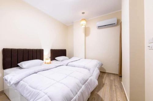 Giường trong phòng chung tại Aldau Heights top view – Hurghada