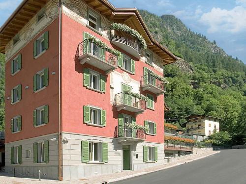 een gebouw met balkons aan de zijkant bij AR Mountains Lodge Villachiara in Branzi