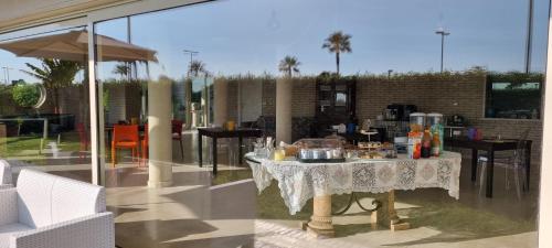 un tavolo con cibo sopra in un patio di il Sorriso di Angelina a Pescara