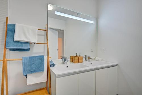 une salle de bain avec un lavabo blanc et un miroir dans l'établissement Sublime Appartement 6 couchages avec Parking (Aix-en-Provence), à Aix-en-Provence