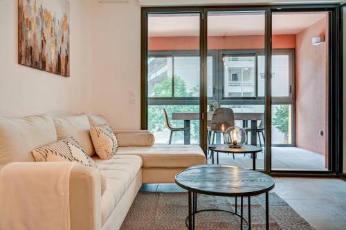 un salon avec un canapé et une table dans l'établissement Sublime Appartement 6 couchages avec Parking (Aix-en-Provence), à Aix-en-Provence