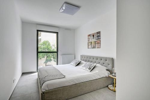 une chambre avec un lit et une fenêtre dans l'établissement Sublime Appartement 6 couchages avec Parking (Aix-en-Provence), à Aix-en-Provence