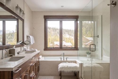uma casa de banho com uma banheira, um lavatório e uma janela em Spanish Peaks | Highlands Cabin 30 em Big Sky