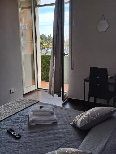 um quarto com uma cama com uma toalha em Aircraft services rooms em Nápoles