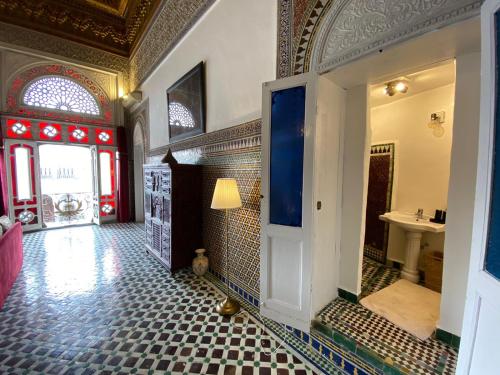 um quarto com casa de banho com lavatório e espelho em Youssef em Fez