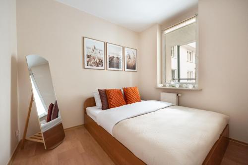 Habitación pequeña con cama y ventana en Praga Sulejkowska Comfort Apartment en Varsovia