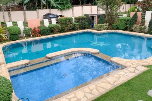 Bazén v ubytování Tagaytay Hampton Villa - Unwind in a cozy 2 bedroom with pool nebo v jeho okolí