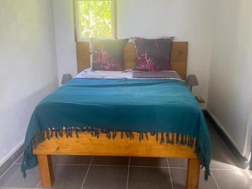 1 dormitorio con 1 cama con edredón azul en Mountain Breeze Home Rentals en Portsmouth