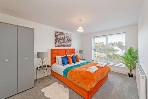 Un dormitorio con una cama grande y una ventana en Gospel Heights Luxury Apartments With Parking en Heswall
