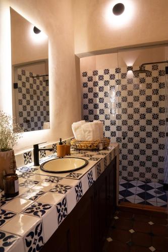 a bathroom with a sink and blue and white tiles at Casa Maka in San Luis Potosí