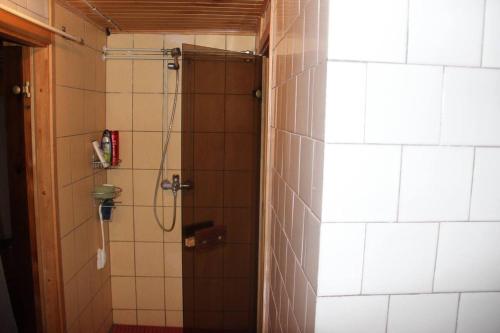 y baño con ducha y pared de azulejos. en Mary`s villa, en Pärnu