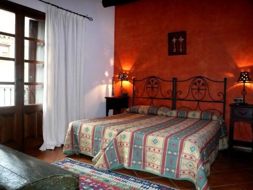 La Puebla de RodaにあるEl Prau De Vidal Iのベッドルーム1室(オレンジ色の壁のベッド1台付)
