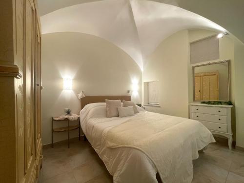 - une chambre avec un grand lit et un plafond voûté dans l'établissement [100m dal Mare] Nel Cuore del Paese -CentroStorico, à Pietra Ligure