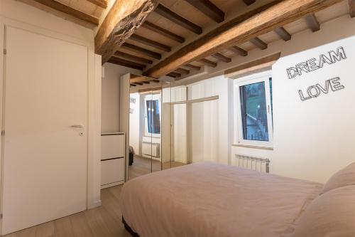 - une chambre avec un lit et une fenêtre dans l'établissement MaRì Modern Flat - Nel cuore verde di Perugia - Posto Auto, à Pérouse