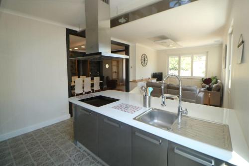 une cuisine avec un évier et un plan de travail dans l'établissement LA LOGGIA DE LA SALAMANDRE (DANS SARLAT), à Sarlat-la-Canéda