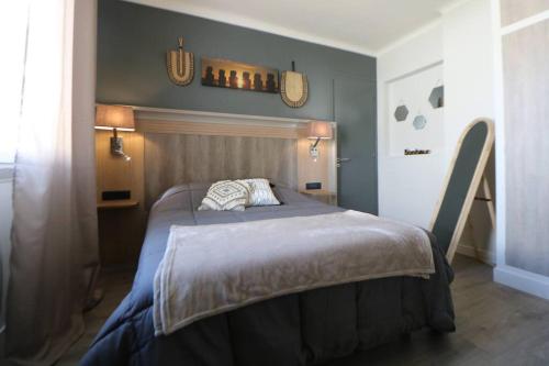 une chambre avec un grand lit dans une pièce dans l'établissement LA LOGGIA DE LA SALAMANDRE (DANS SARLAT), à Sarlat-la-Canéda