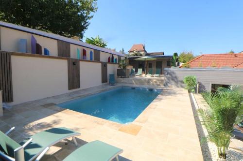 une piscine devant une maison dans l'établissement LA LOGGIA DE LA SALAMANDRE (DANS SARLAT), à Sarlat-la-Canéda