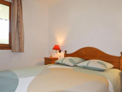 ein Schlafzimmer mit einem Bett mit zwei Kissen und einem Fenster in der Unterkunft Appartement Samoëns, 2 pièces, 4 personnes - FR-1-624-125 in Samoëns