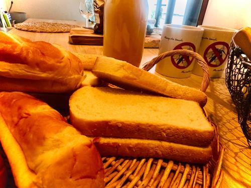 een mand met sandwiches en brood op een tafel bij Résidence Le SUNSET Marseillan-plage, entre mer et lagune de Thau, étape vélo, famille, couple, VRP, toutou admis, jardin, parking privé gratuit, vélos, Clim, WIFI fibre gratuite, commodités, plage et piste cyclable à proximité, 6 couchages nous contacter in Marseillan