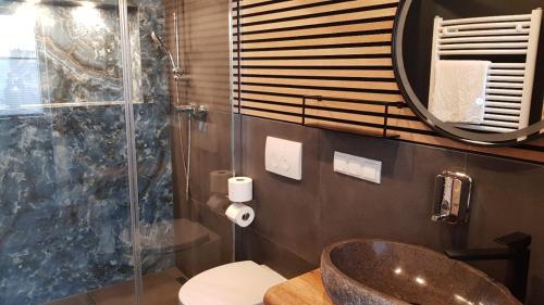 オーヴェラートにあるBergische Idylleのバスルーム(洗面台、ガラス張りのシャワー付)