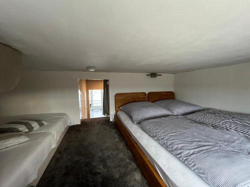 1 Schlafzimmer mit 2 Betten in einem Zimmer in der Unterkunft Ferienwohnung Fördedeck in Kiel