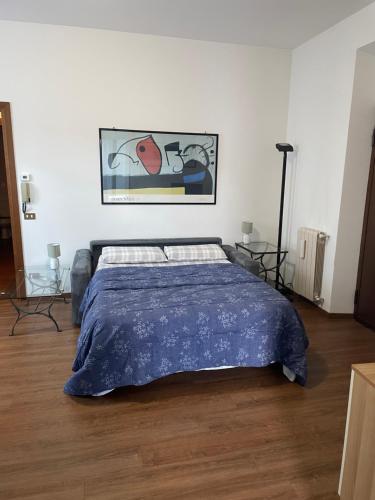 ストレーザにあるL'Angeloのベッドルーム1室(青い毛布付きのベッド1台付)