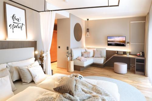salon z łóżkiem i kanapą w obiekcie Schwarzwald Panorama w mieście Bad Herrenalb