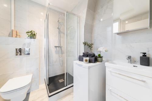 une salle de bain avec une douche, des toilettes et un lavabo dans l'établissement Imhost -Élégant appt Tolbiac 4 pers, à Paris