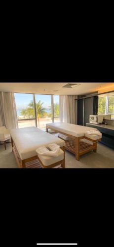 - une grande chambre avec 2 lits et une grande fenêtre dans l'établissement Hotel Nacional Rio de Janeiro, à Rio de Janeiro