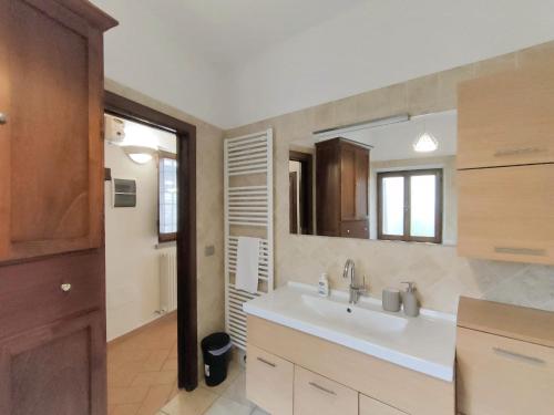 y baño con lavabo y espejo. en Appartamento Sotto i Torricini, en Urbino