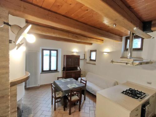 sala de estar con sofá y mesa en Appartamento Sotto i Torricini, en Urbino