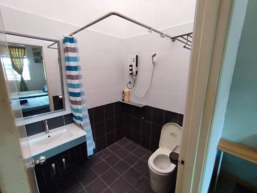 un piccolo bagno con lavandino e servizi igienici di Sayang-Sayang Homestay $CRAZY OFFER$ 4R2B a Batu Pahat