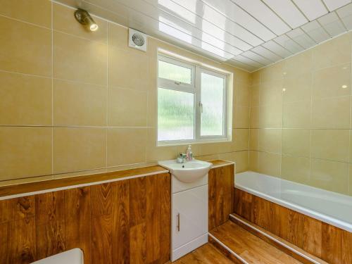 uma casa de banho com um lavatório e uma banheira em 5 bed in Pett Level 72495 em Pett