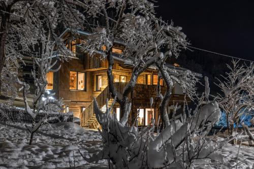 a log cabin in the snow at night at Urhof Chalet in Liesing
