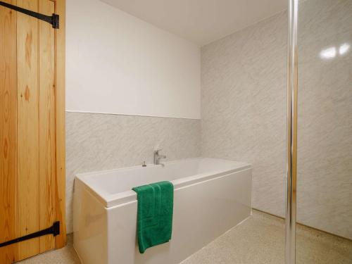 a bathroom with a white sink and a green towel at 3 Bed in Helmsley 72267 in Chop Gate
