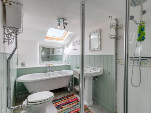 Kúpeľňa v ubytovaní 3 bed property in Bridport 75334