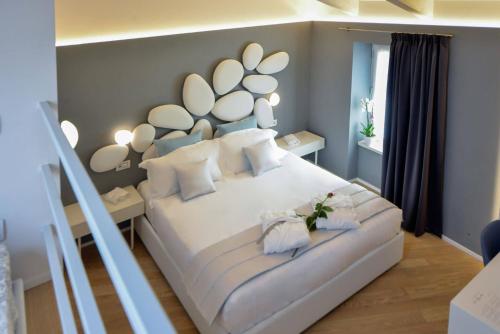 Llit o llits en una habitació de Eleìra Luxury Accomodations