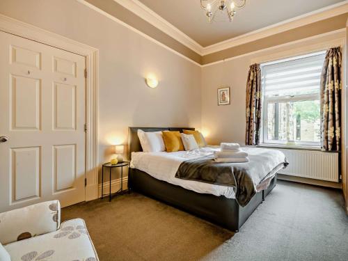 a bedroom with a bed and a window at 1 Bed in Harrogate HH055 in Harrogate
