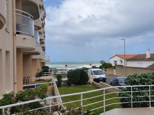 Blick auf den Strand vom Balkon eines Gebäudes in der Unterkunft Appartement "Le Grand Bleu" - A deux pas de la côte sauvage - 4 pers in Les Sables-dʼOlonne