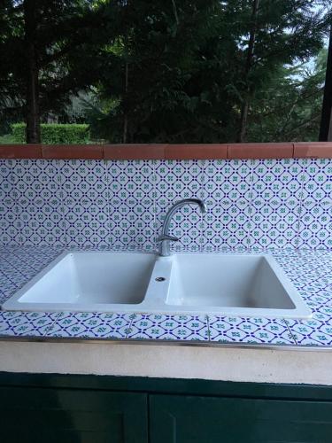 ein weißes Waschbecken auf einer Theke neben einer Wand in der Unterkunft Villa al Presti, Vacanze in pieno relax in Cefalú