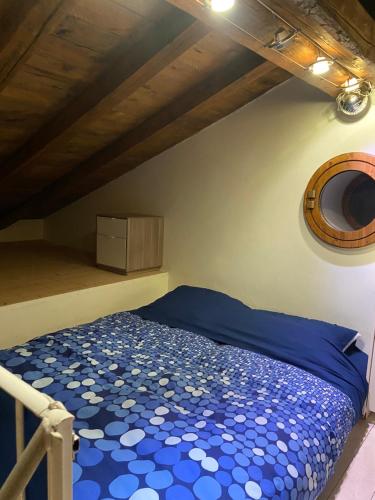 Schlafzimmer mit einem Bett mit blauer und weißer Bettwäsche in der Unterkunft Villa al Presti, Vacanze in pieno relax in Cefalú