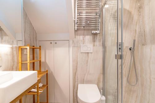 uma casa de banho com um chuveiro, um WC e um lavatório. em Ca' Superba em Veneza