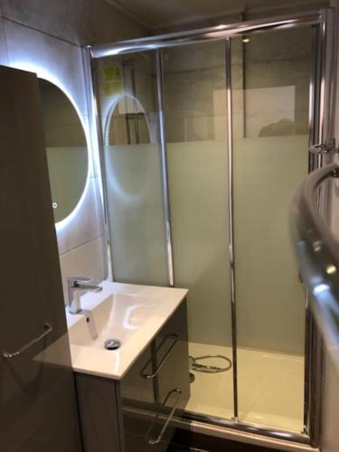 une salle de bain avec un lavabo et une douche dans l'établissement Bienvenue chez Celia et Nicolas, à Saint-Étienne-de-Tinée
