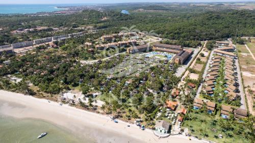 uma vista aérea de um resort junto à praia em Eco Resort - Praia dos Carneiros em Praia dos Carneiros