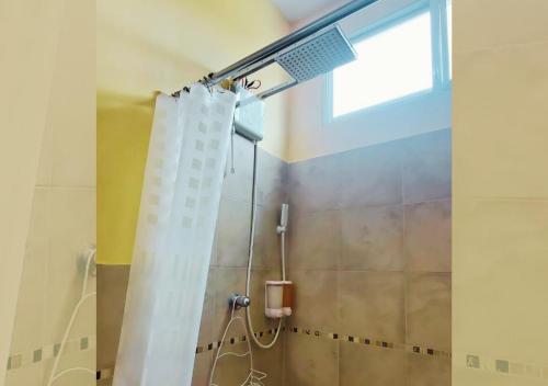 um chuveiro com uma cortina de chuveiro branca na casa de banho em Paraíso Costero en Alquiler em Playas