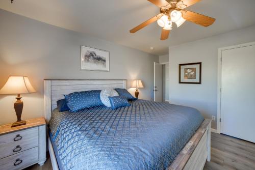 1 dormitorio con 1 cama y ventilador de techo en Updated Springs Home - 3 Mi to Garden of the Gods!, en Colorado Springs