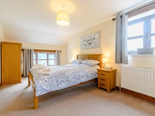 1 dormitorio con cama y ventana en 3 bed in Builth Wells 78329 en Crickadarn